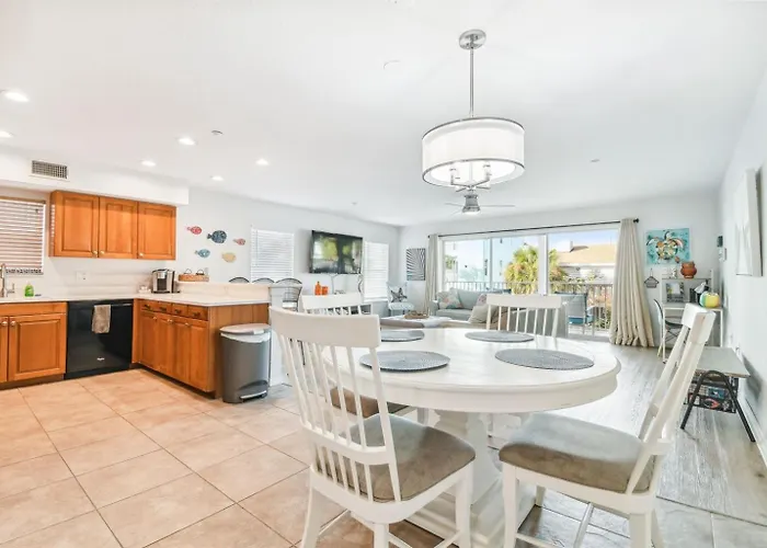 Bright & Airy 22 With Side Ocean View! Clearwater Beach