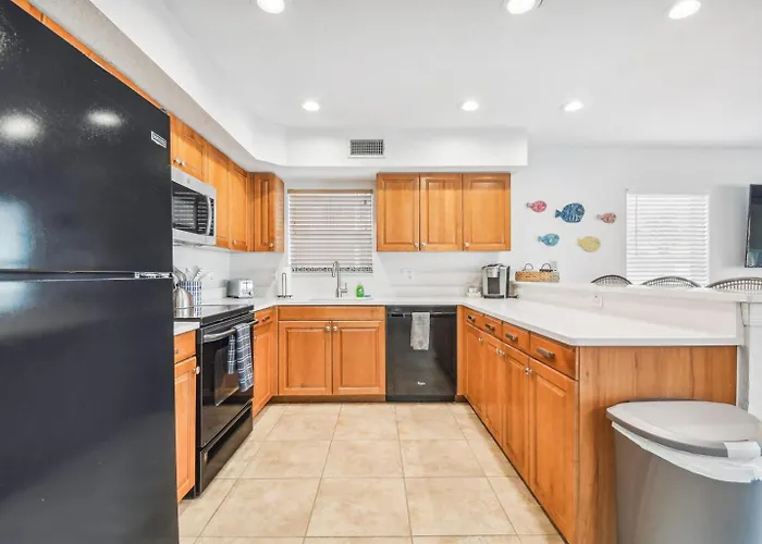 Bright & Airy 22 With Side Ocean View!