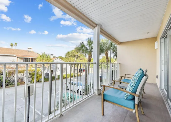 Bright & Airy 22 With Side Ocean View! Clearwater Beach