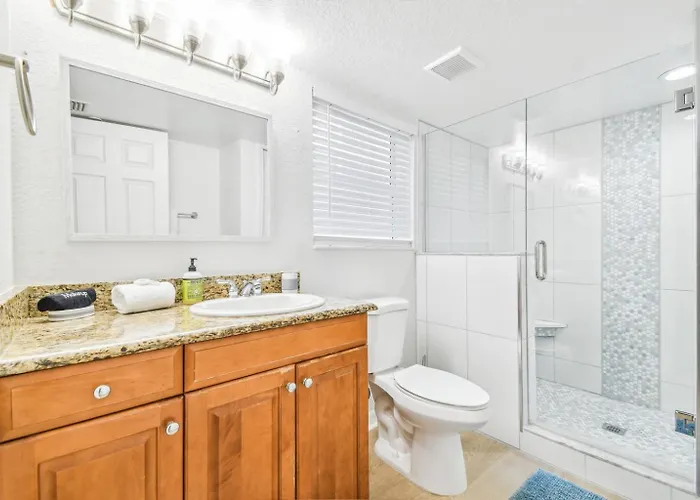 Bright & Airy 22 With Side Ocean View! Clearwater Beach