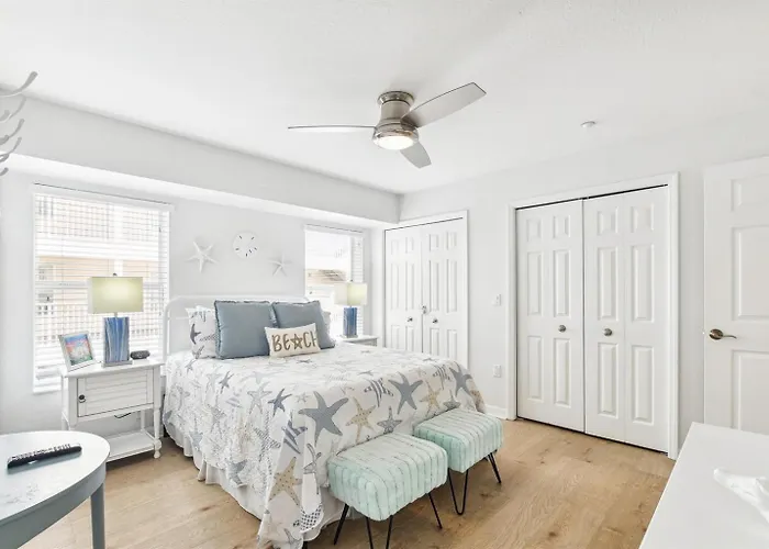 Bright & Airy 22 With Side Ocean View! * Clearwater Beach