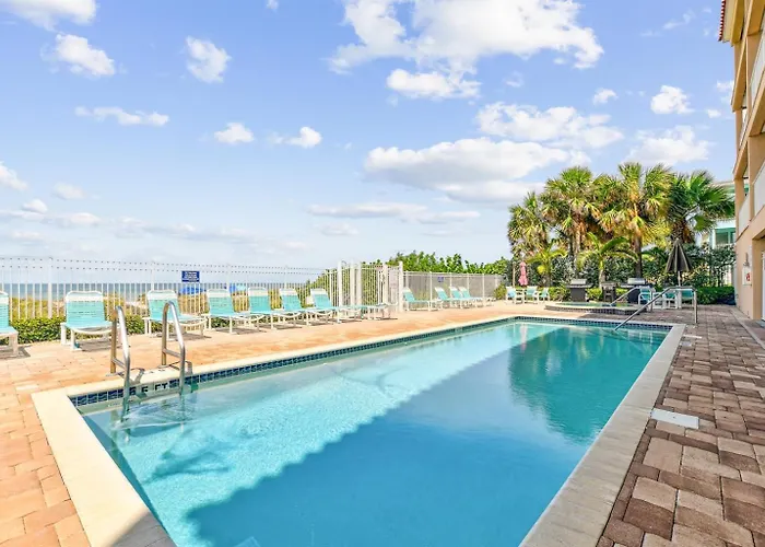 Bright & Airy 22 With Side Ocean View! * Clearwater Beach
