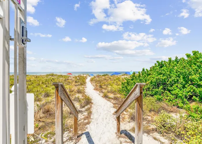 Bright & Airy 22 With Side Ocean View! * Clearwater Beach