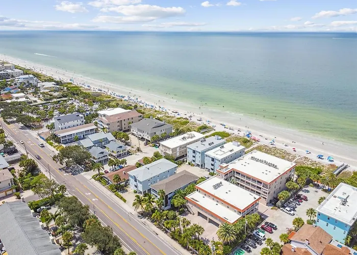 Bright & Airy 22 With Side Ocean View! * Clearwater Beach